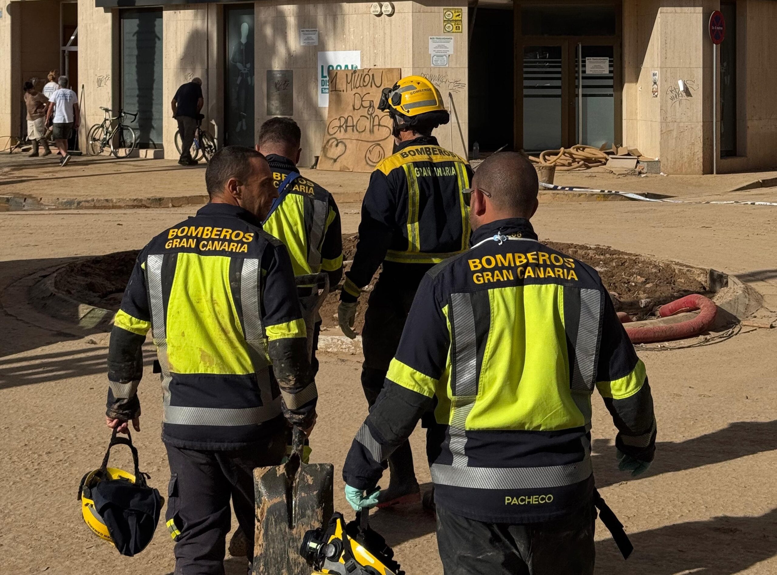 Bomberos de Canarias trabajan en el distrito 4 afectado por la DANA