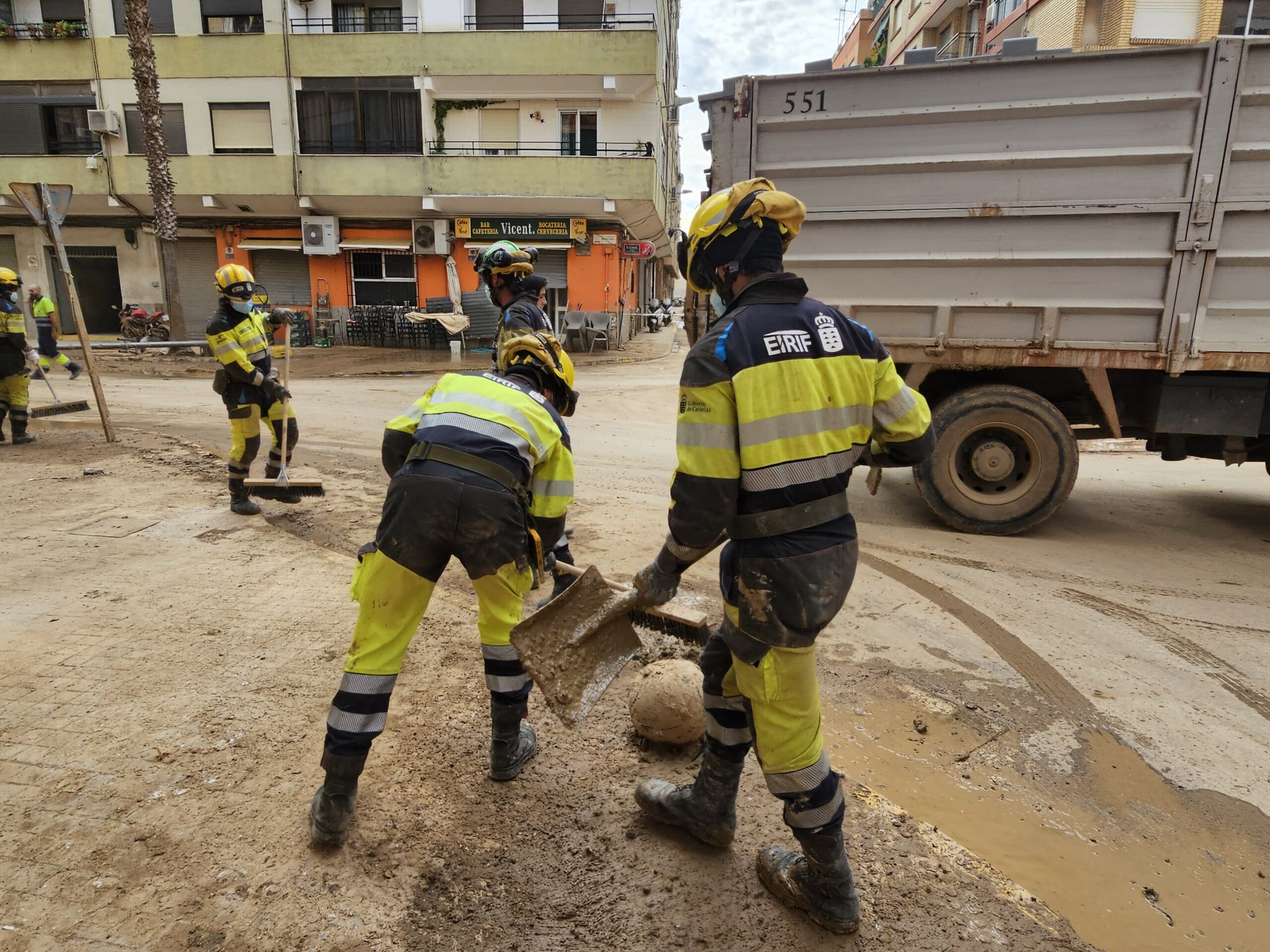 Efectivos de la EIRIF limpian la avenida Reyes Católicos en Alfafar