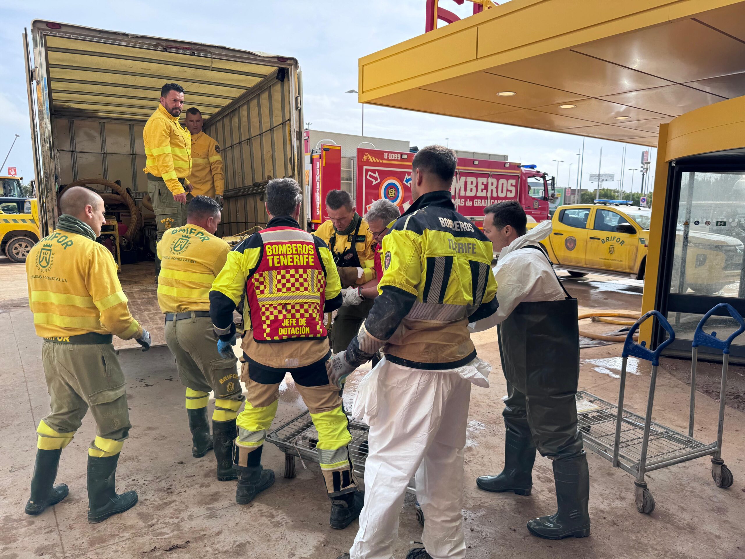 Efectivos del dispositivo de Canarias se preparan para iniciar la búsqueda de personas desaparecidas en Valencia